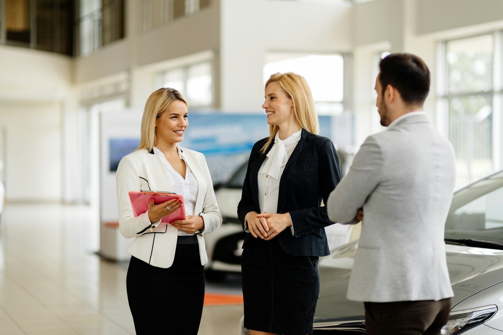 Des conseillères Credifa échangent avec un client dans une concession automobile