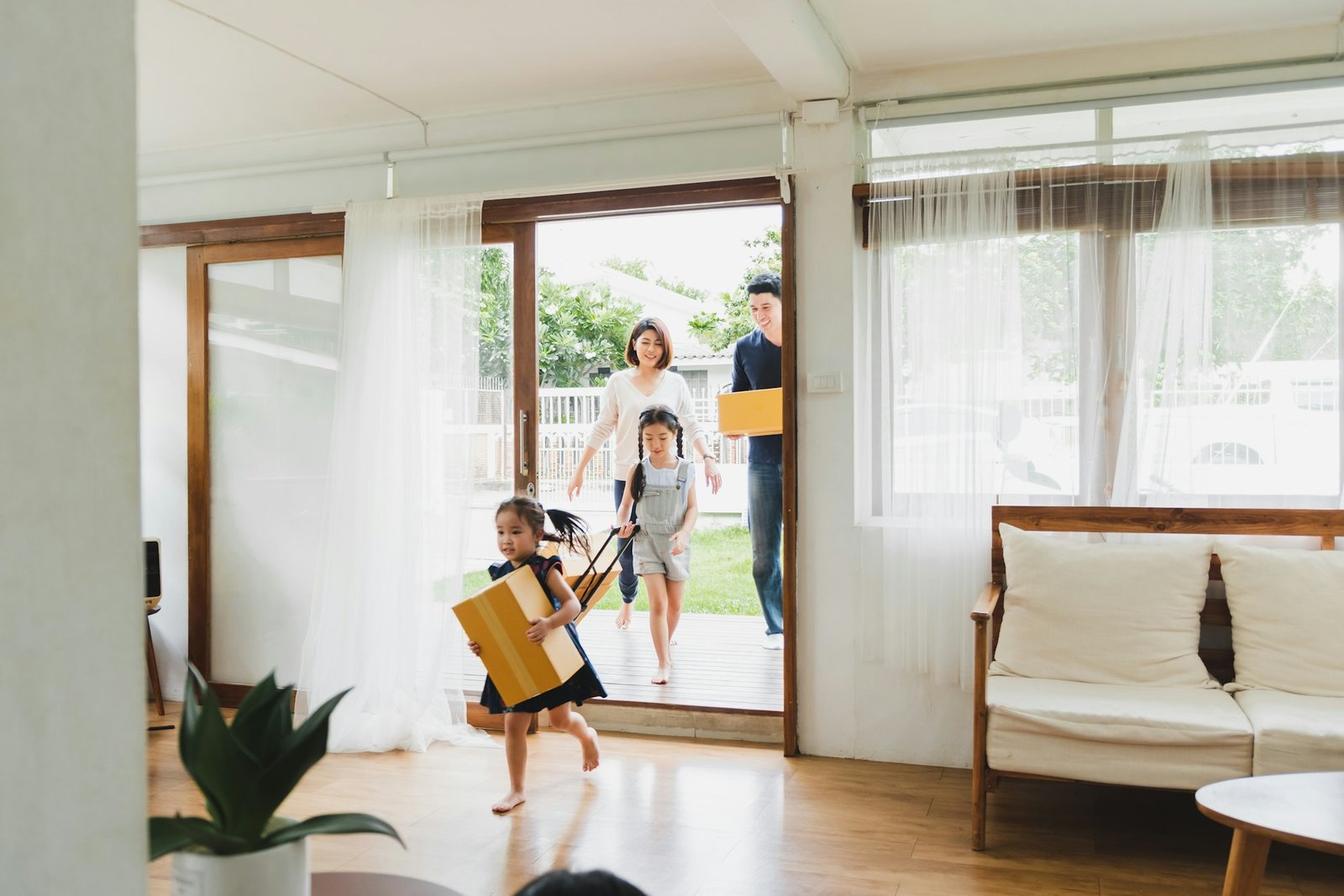 Une famille rentre chez elle avec des cartons de déménagement