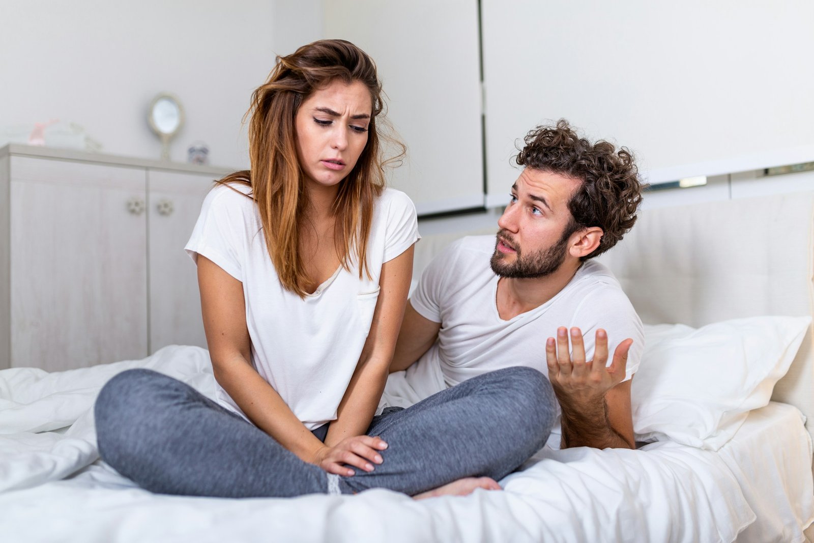 Un couple discute sereinement d'une situation difficile à la maison