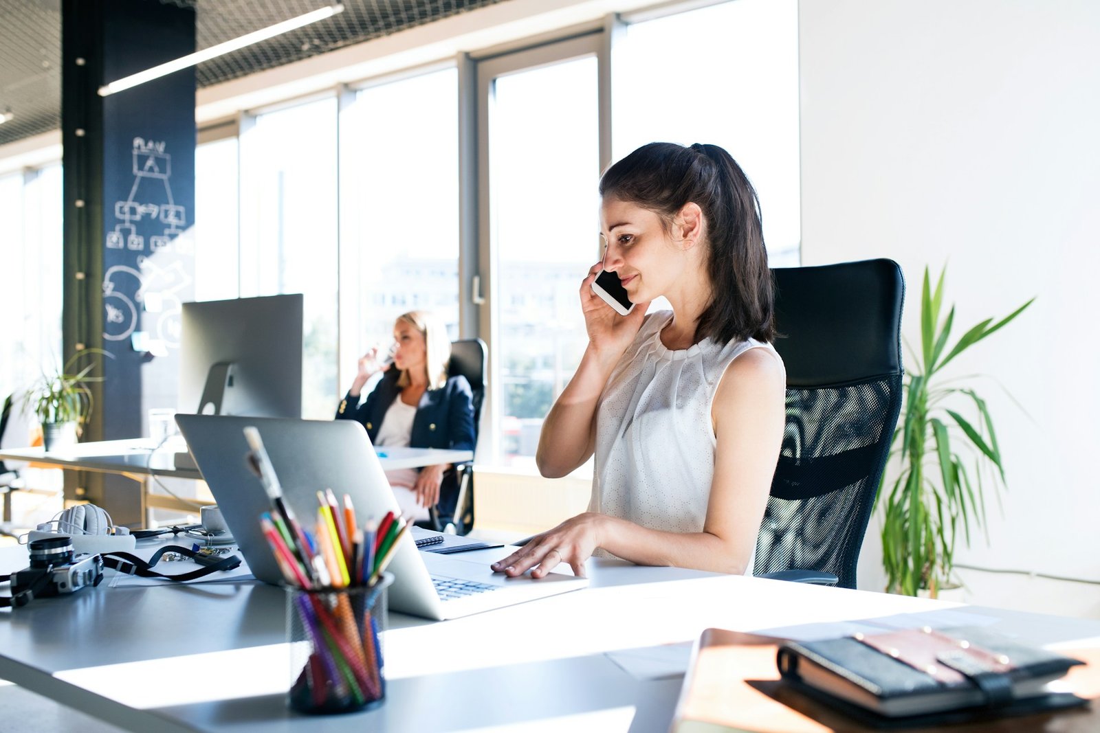 Une conseillère Credifa est en communication téléphonique dans un bureau lumineux
