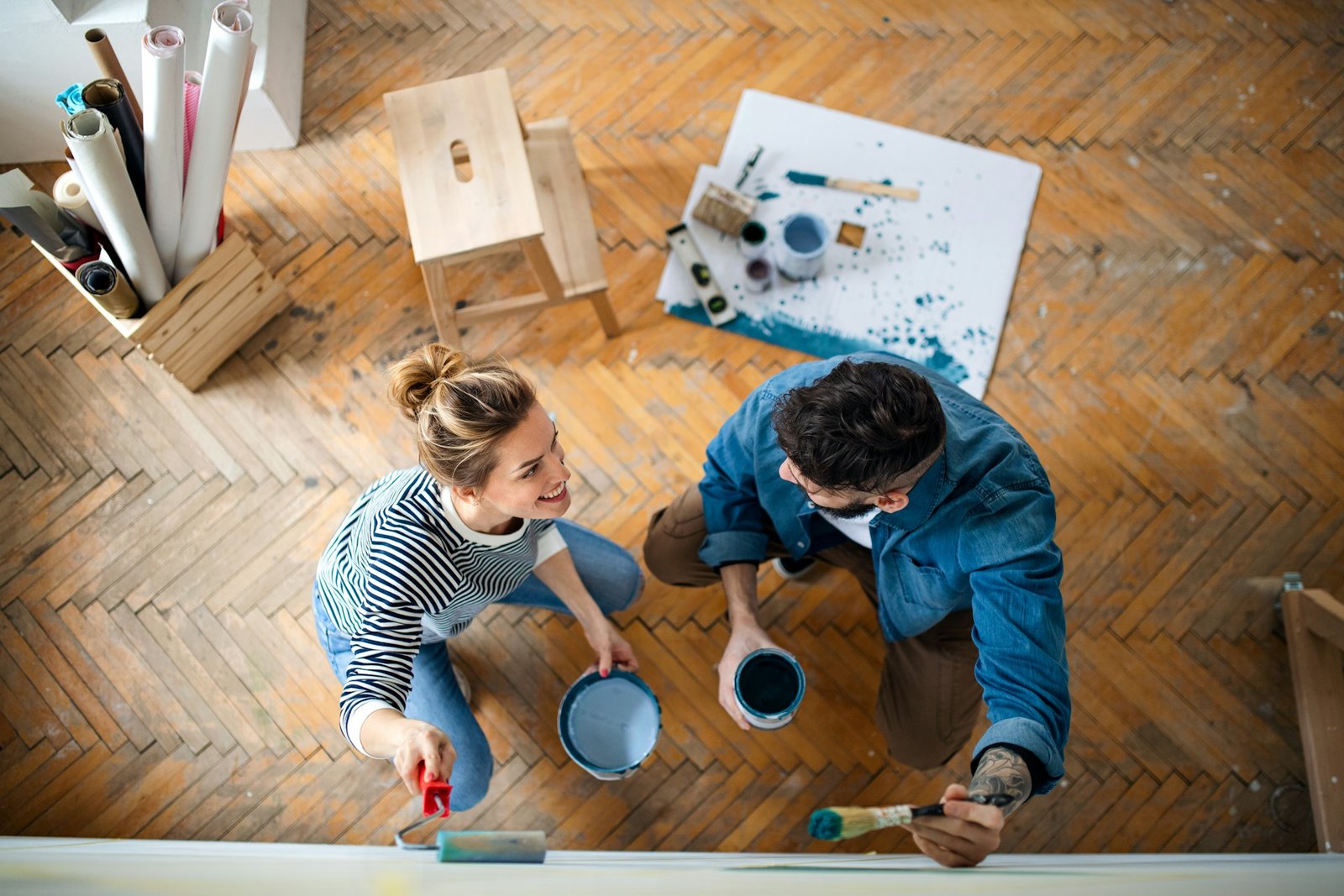 Un couple réalise des travaux de rénovation dans son logement, financés par un crédit travaux Credifa